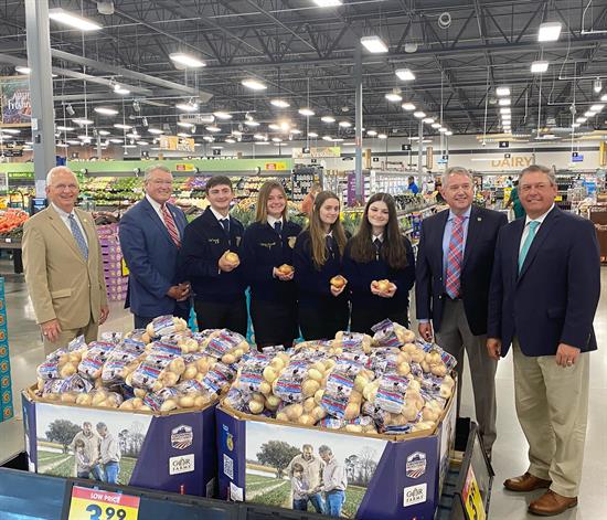 Rep. Rick Allen and Georgia FFA students holding onions